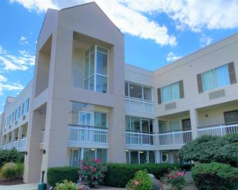 HomeTown Inn by Red Roof East Syracuse - East Syracuse - Rakennus
