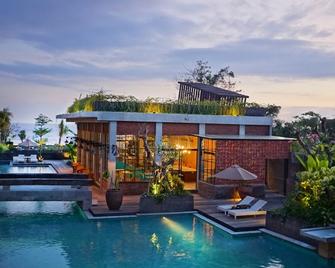 The Haven Suites Bali Berawa - North Kuta - בריכה