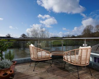 The Boathouse - באת' - מרפסת