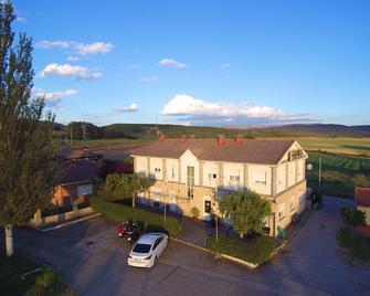 Hostal La Llave - Santa María de Mave - Edificio