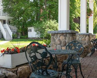 Auberge On The Cove - אוגונקוויט - פטיו