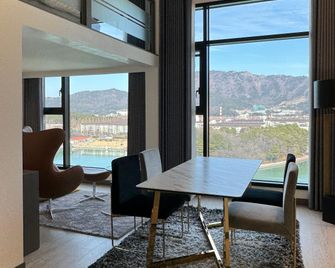 Hotel Avenue Changwon - Changwon - Wohnzimmer