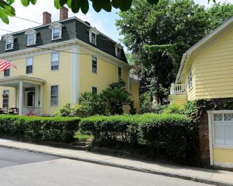 Yankee Peddler Inn - Newport - Building