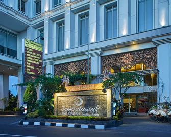 Jambuluwuk Malioboro Hotel Yogyakarta - Yogyakarta - Rakennus