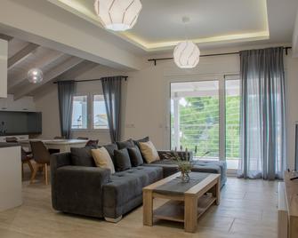 Mokos Rooms - Perdika - Living room