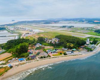 Taean Oceanhill Resort Pension - Anmyeondo - Beach