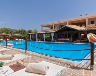 iH Hotels Le Zagare Resort - Villasimius - Svømmebasseng