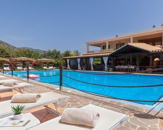 iH Hotels Le Zagare Resort - Villasimius - Piscina