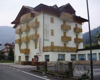 Hotel Aurora - Cavedago - Gebäude