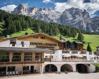 Hotel Störes - Mountain Nature Hotel - St. Kassian - Gebäude