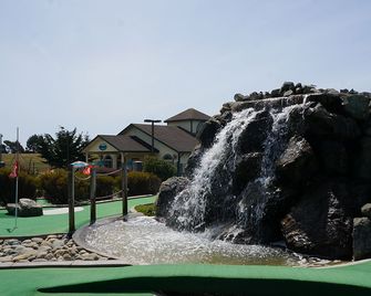 Emerald Dolphin Inn & Mini Golf - Fort Bragg - Golf course