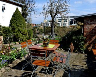 Romantisches Hotel Zur Traube Schwerin - Schwerin - פטיו