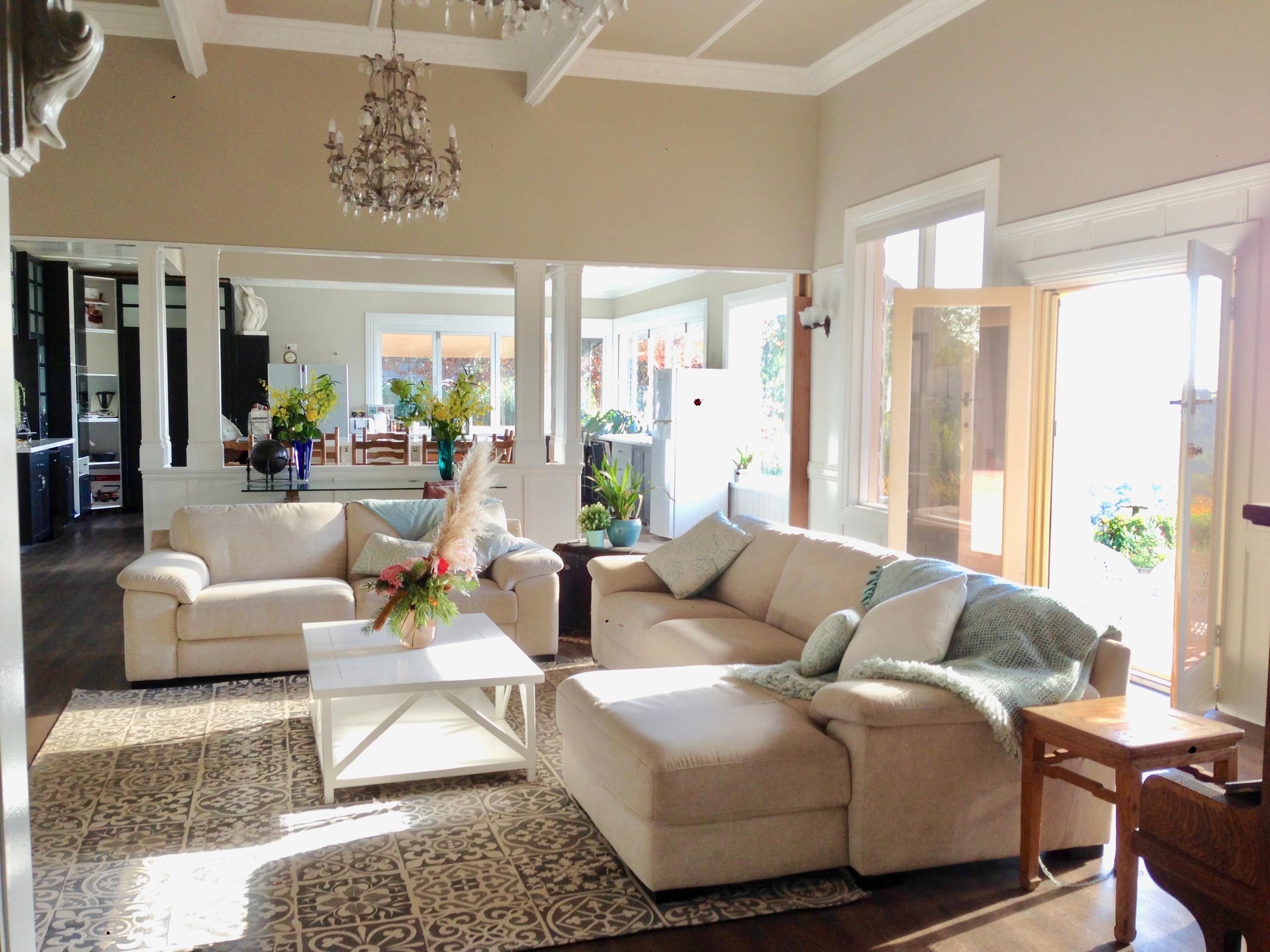 Romantic Cottage Getaway with Stunning Gardens in Trafalgar, Victoria - Warragul - Living room