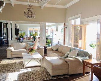 Romantic Cottage Getaway with Stunning Gardens in Trafalgar, Victoria - Warragul - Living room