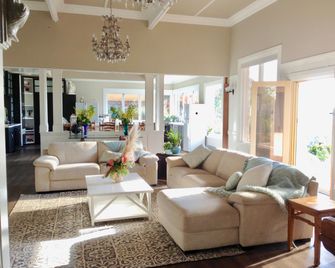 Romantic Cottage Getaway with Stunning Gardens in Trafalgar, Victoria - Warragul - Living room