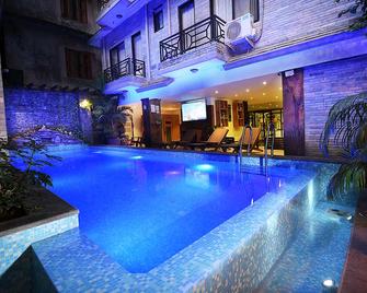 Hotel Middle Path & Spa - Pokhara - Pool