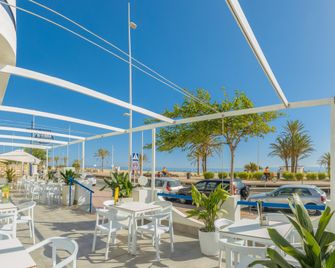 هوتل آرإتشريفييرا - ريكومينديد فور أدالتس - غانديا - شرفة مرصوفة