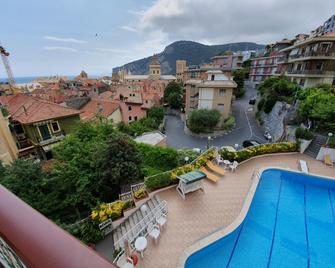 Residence Olivotti - Finale Ligure - Piscina