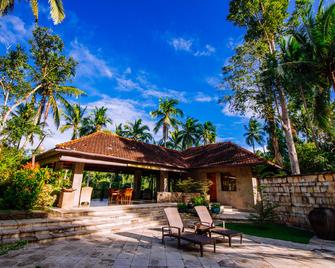 The Farm at San Benito - Lipa City - Edificio