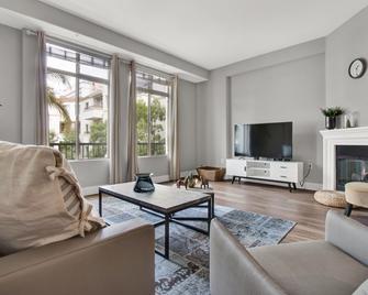 Resort Style Apartments Near Ucla - Los Angeles - Living room
