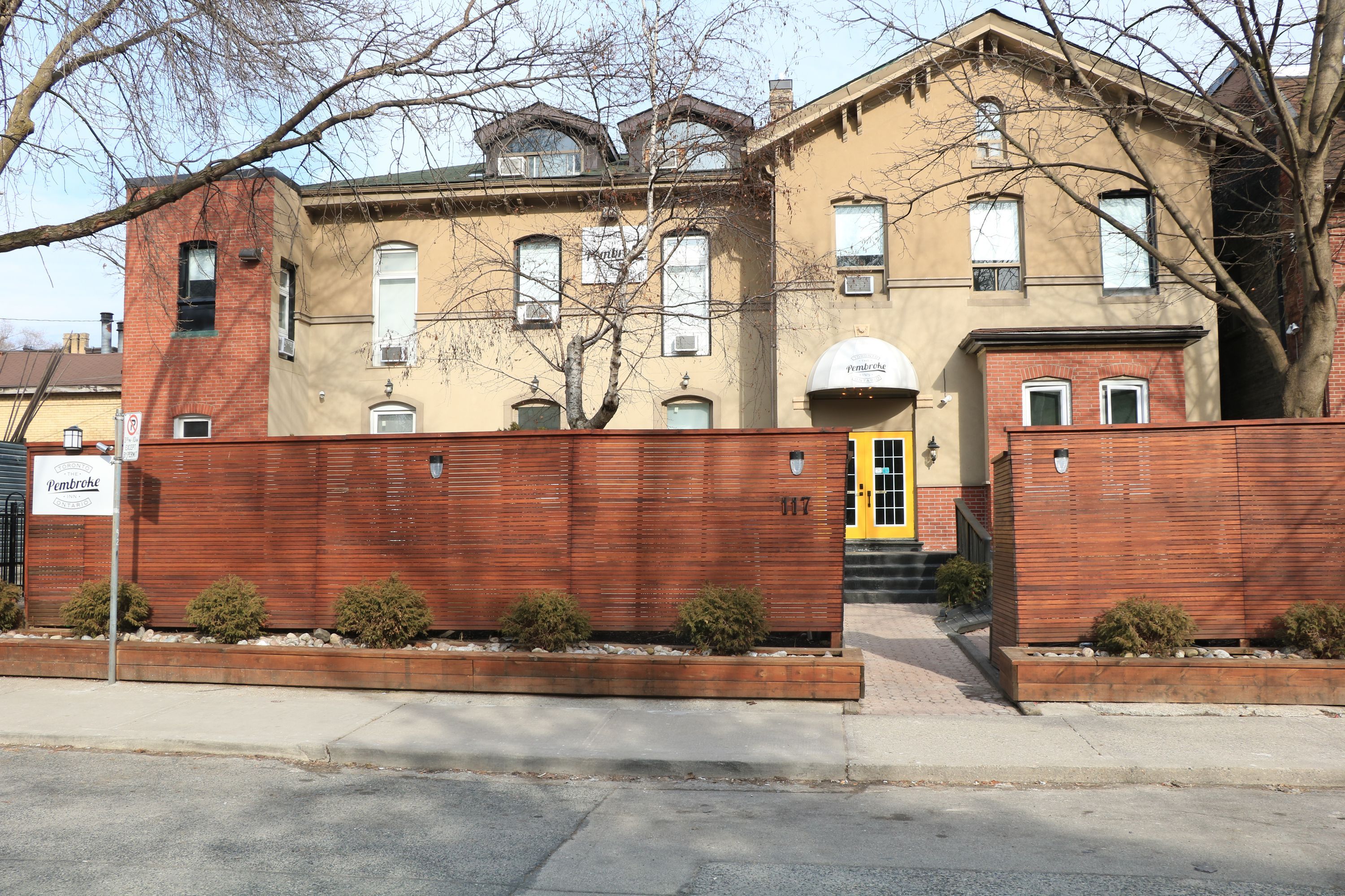 Building view of Pembroke Inn