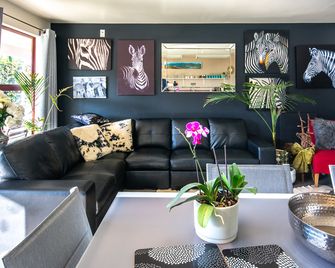 The Buccaneer Lodge - Picton - Living room