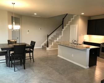 Rosenberg Townhome by Brazos Town Center! - Rosenberg - Dining room
