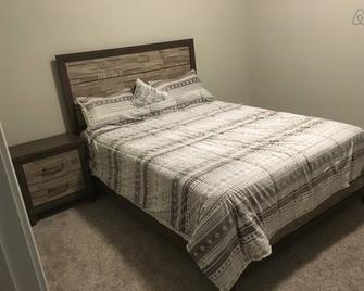 Rosenberg Townhome by Brazos Town Center! - Rosenberg - Bedroom