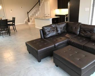 Rosenberg Townhome by Brazos Town Center! - Rosenberg - Wohnzimmer