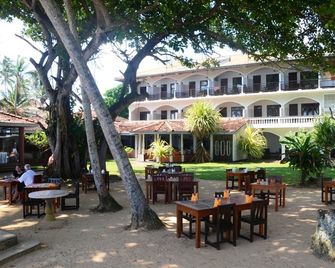 Sri Gemunu Beach Resort - Unawatuna - Näkymät ulkona
