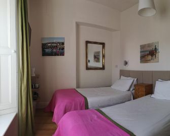 Halpins Townhouse Bed & Breakfast - Wicklow - Bedroom