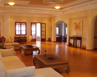 Porto Delfino Hotel Bungalows - Kapsali - Living room
