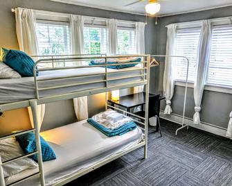 The Wayfaring Buckeye Hostel - Columbus - Bedroom