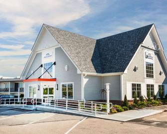 Howard Johnson by Wyndham Middletown Newport Area - Middletown - Building