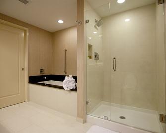 Town & Country Inn and Suites - Charleston - Bathroom