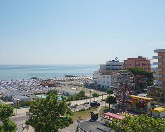 Hotel Bristol - Misano Adriatico - Exterior
