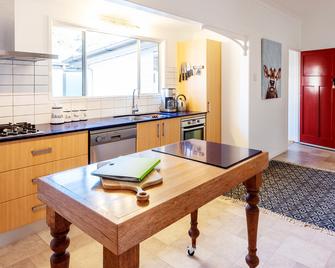 Bridle Guesthouse - Maleny - Kitchen