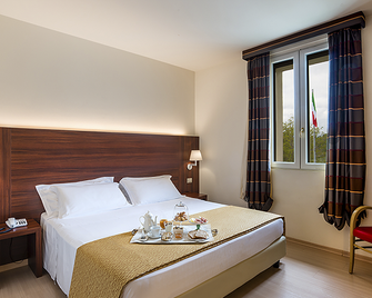 Delfina Palace Hotel - פוליניו - חדר שינה