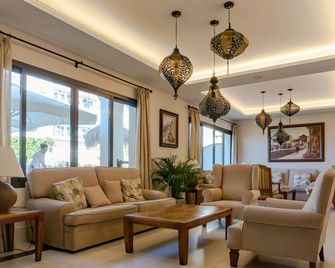 فندق تاريك - توريمولينوس - غرفة معيشة