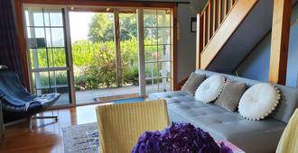 Kamahi Cottage - Waitomo - Living room