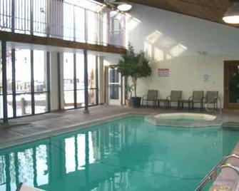 Quail's Nest Inn & Suites - Osage Beach - Bazén
