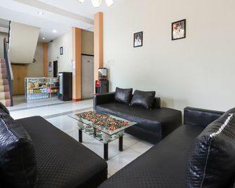 RedDoorz near Wisma Cahaya Abadi Sepinggan Airport Balikpapan - Balikpapan - Salon