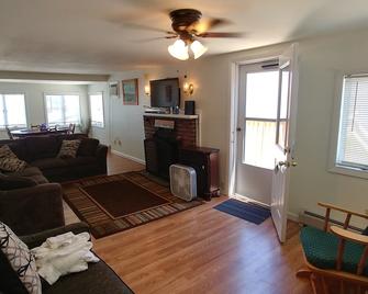 Breakers by The Sea - Hampton Beach - Living room