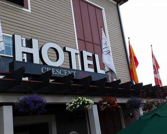 Crescent Suites Hotel - Waltham - Building