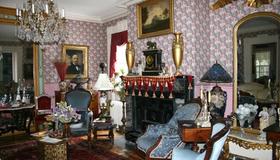 House Of 1833 Bed & Breakfast & Gardens - Mystic - Living room