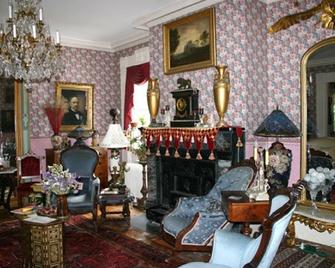 House Of 1833 Bed & Breakfast & Gardens - Mystic - Living room