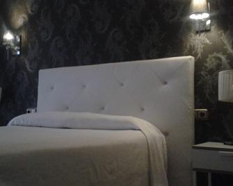 Hostal Apàrtamentos Abril - Nerja - Bedroom