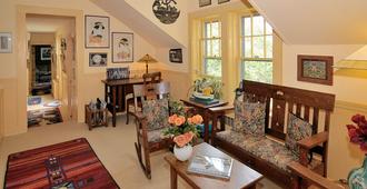 The Chestnut House - Nantucket - Living room