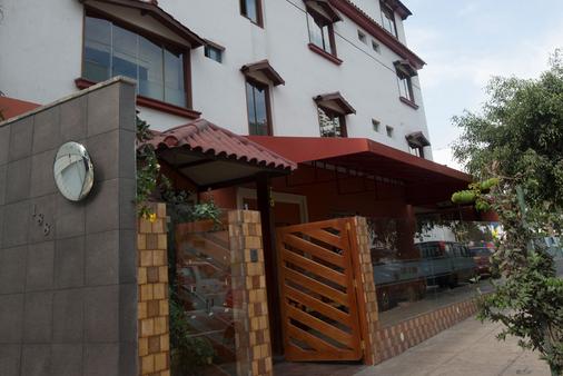 Hotel Tinkus Inn - Lima - Building