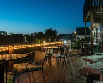 A Cape Cod Ocean Manor Inn - هيانيس - شرفة مرصوفة